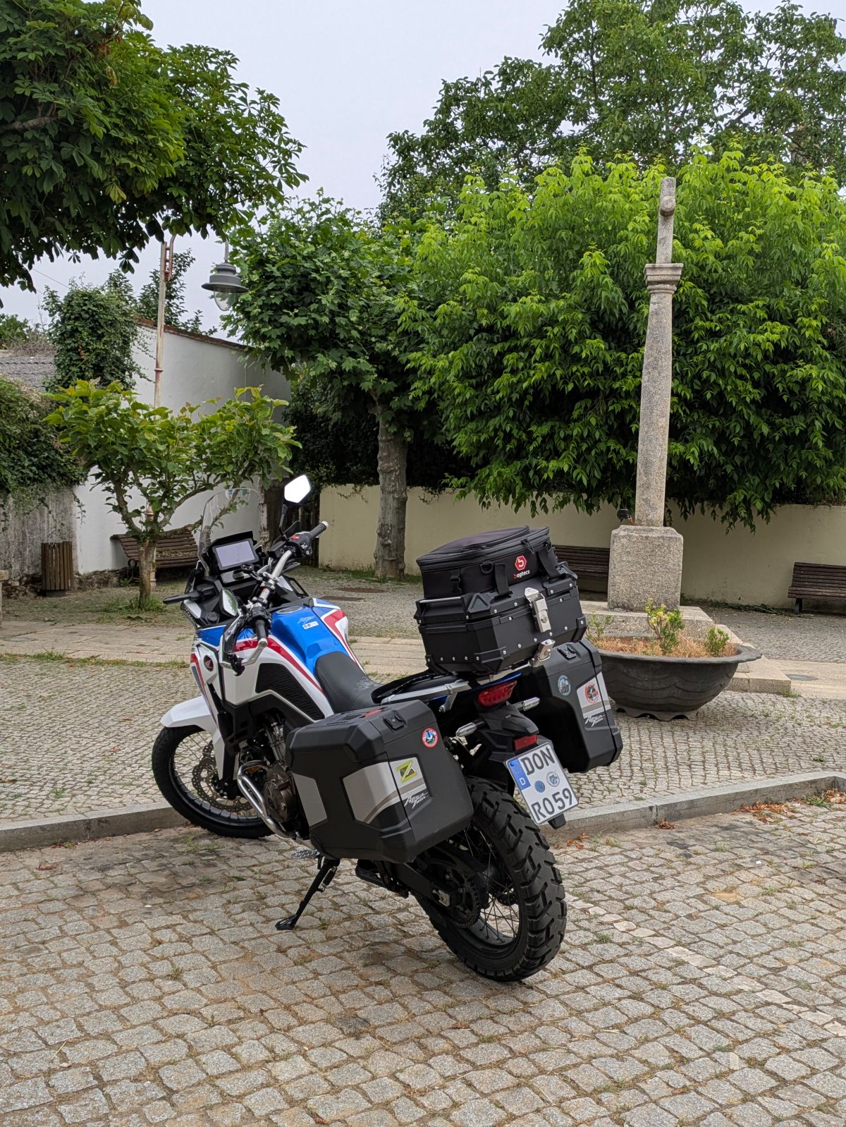 23-Moped parkt am Dorplatz in Carragozela